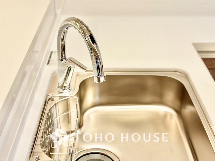 キッチン 浄水器内蔵・可動式のシャワーヘッド。水はねや大きな洗い物も計算したシンク。システムキッチンは家事をずっと楽にしてくれる。