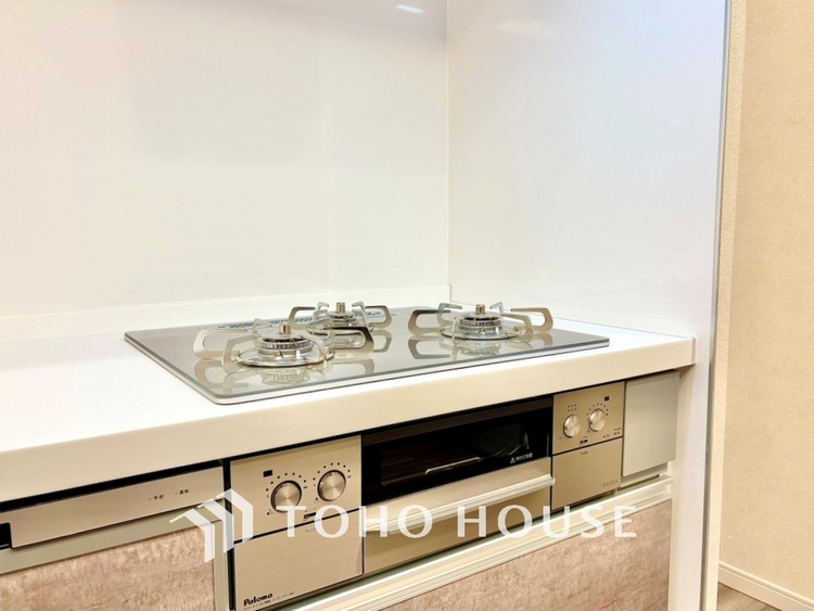 キッチン 可能な限り余計なものを省いた3口コンロ。美しさと機能性を兼ね備えたスタイルはきっと何年もあなたの味方です。