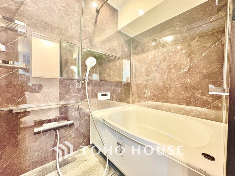 風呂 光に照らし出されたバスルーム。適度な湿度と静かに揺れる眼前の水面。広い浴槽にゆっくりと身を沈め深く瞑想をすれば、明日への新たな活力が膨らんでくる。