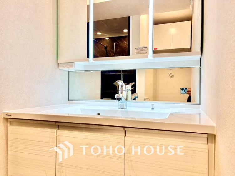 洗面 【Wash basin】十分な大きさの洗面台は収納力大。身だしなみチェックや歯磨きなど、朝の慌ただしい時間でも余裕とゆとりを感じられる。