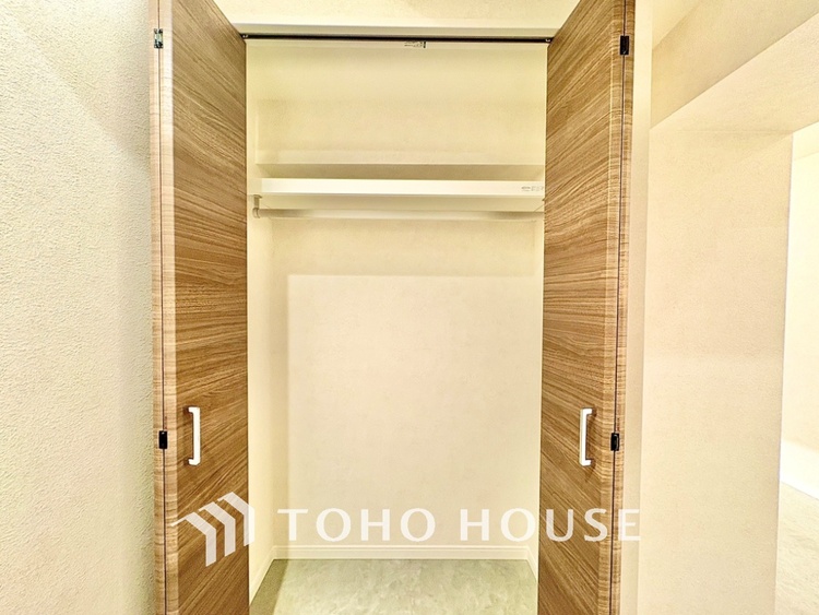 収納 壁一面の収納は、すっきりとした空間をもたらす。清潔感のあるスペースは「ただいま」の瞬間からくつろぎのスイッチを入れる。