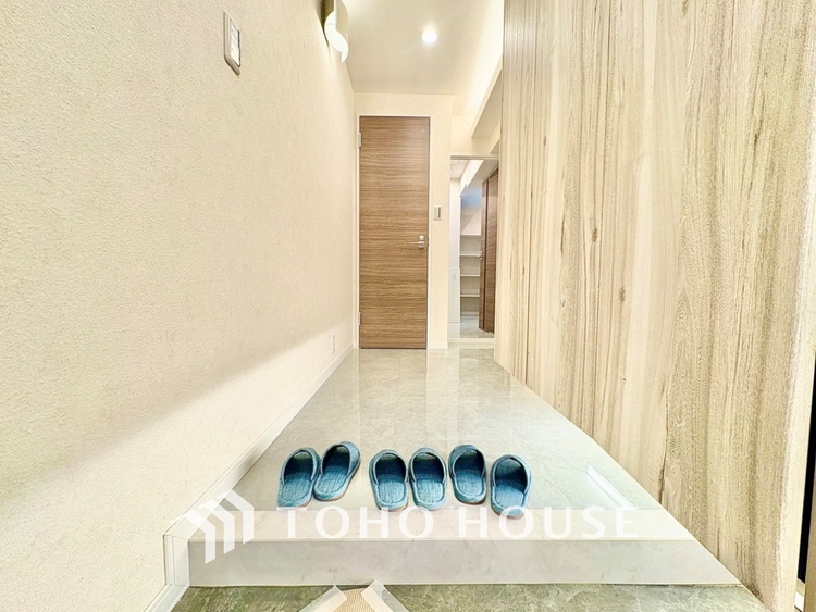 玄関 真っ直ぐに行く。新たな生活へ。これから歩むその一足がまた新たな道となる。