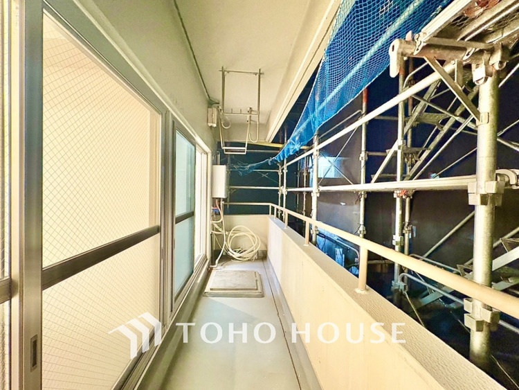 バルコニー ここからは空が遠くまで見える。紺碧、曇天、茜色。心もともに映り変わる。東京にもあったんだ。こんな景色が・・・。