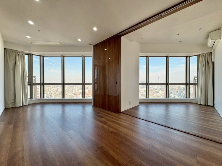 居間 通風・採光に優れ、心地よい光と風が溢れています。