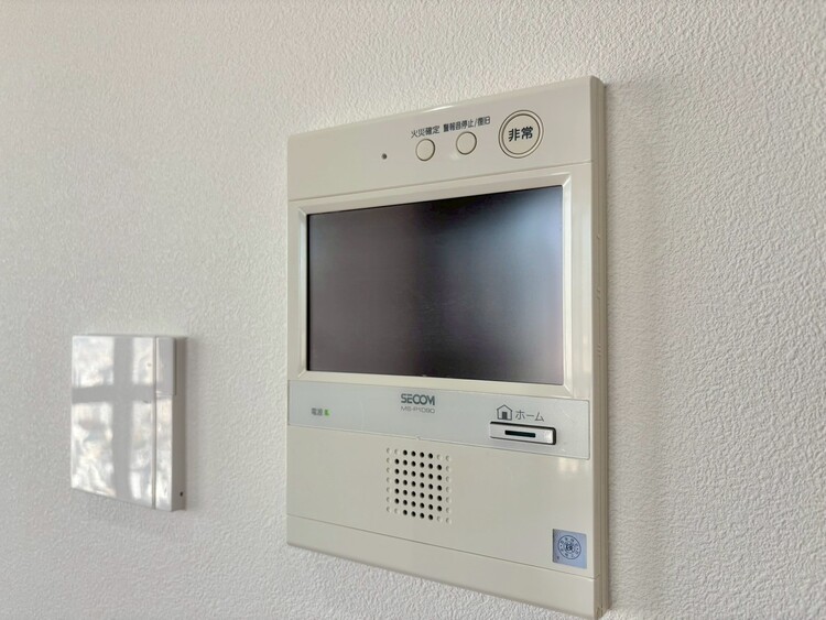 キッチン 誰が来てもわかる様にモニター付きインターホンを設置。