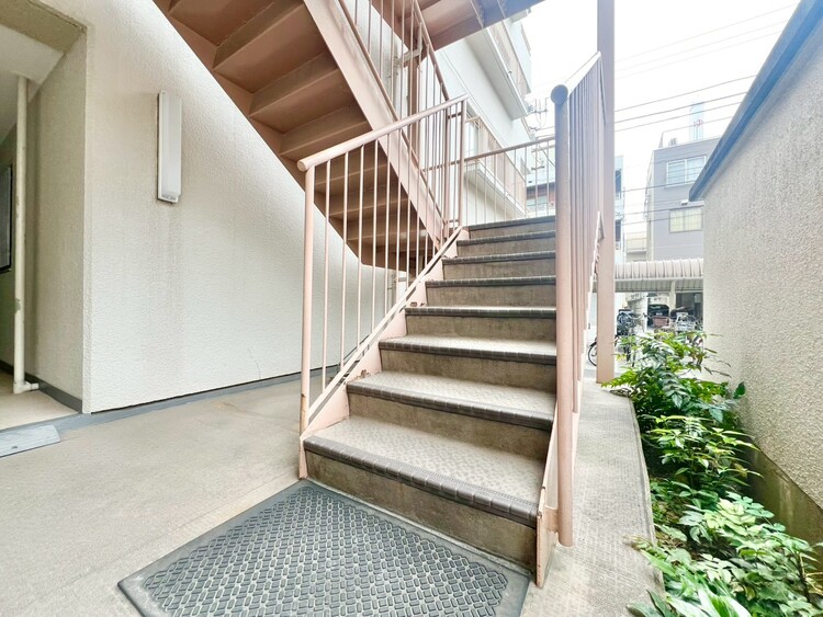 その他 共用部の階段です。明るく清潔に管理されています。