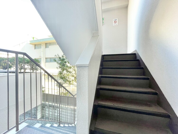 その他 共用部の階段です。明るく清潔に管理されています。