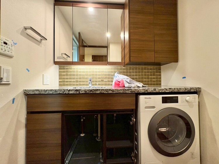 その他 清潔感を感じられる洗面化粧台。