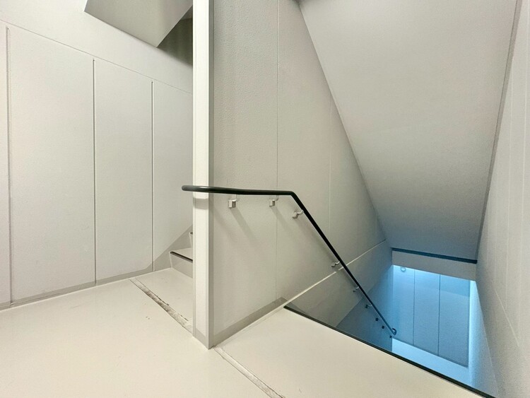 その他 共用部の階段です。明るく清潔に管理されています。