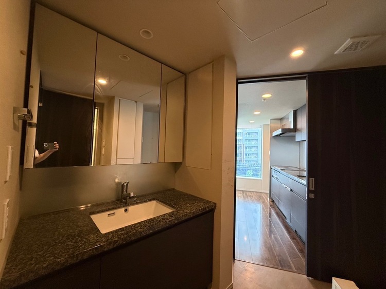 その他 清潔感を感じられる洗面化粧台。