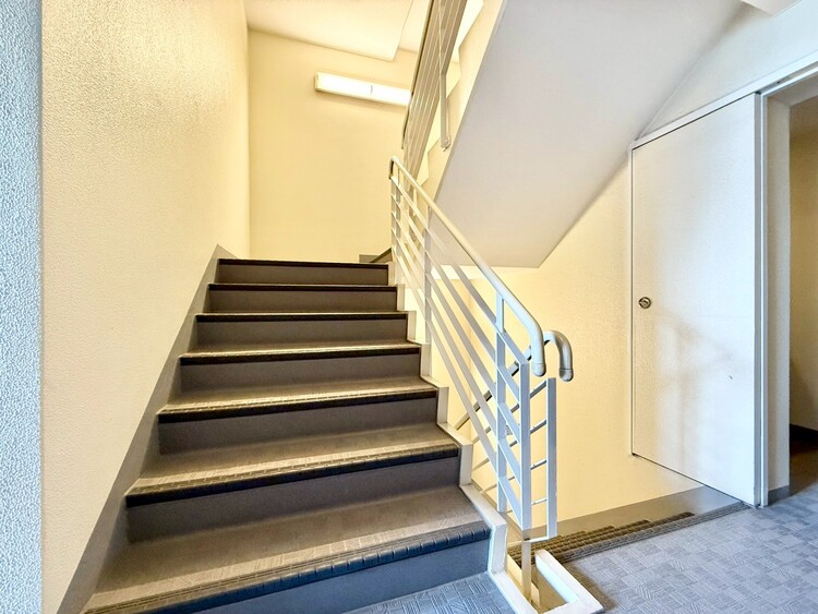 その他 共用部の階段です。明るく清潔に管理されています。