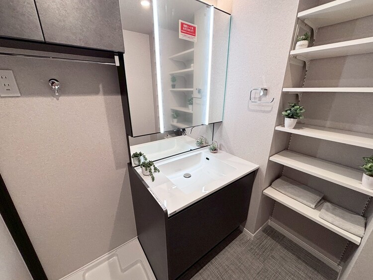 その他 清潔感を感じられる洗面化粧台。