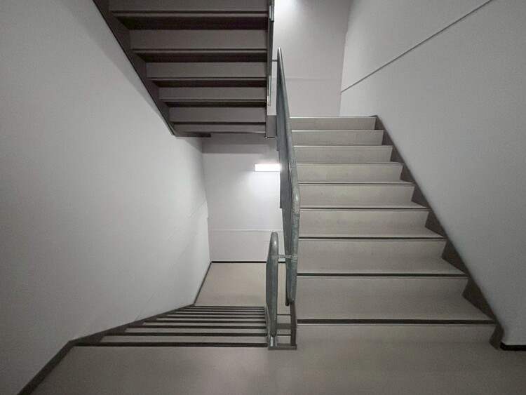 その他 共用部の階段です。明るく清潔に管理されています。