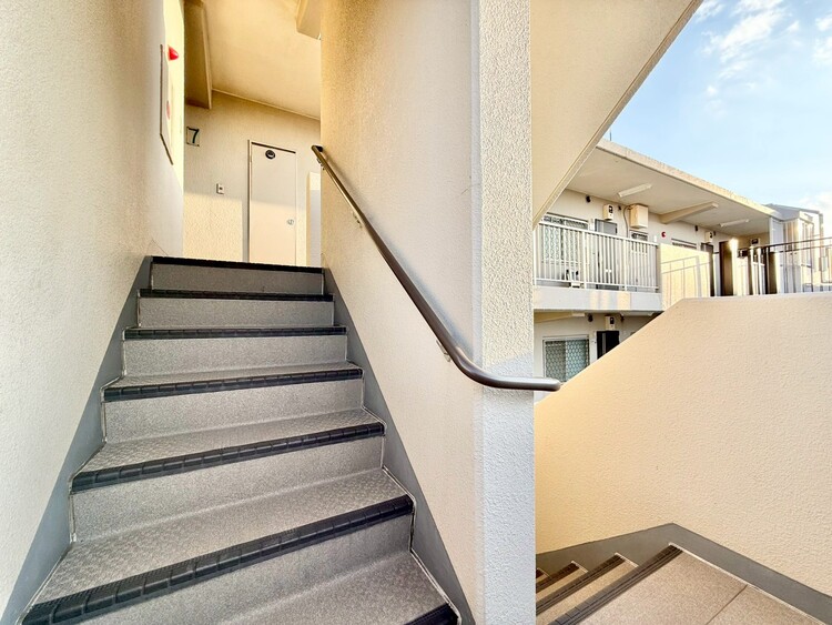 その他 共用部の階段です。明るく清潔に管理されています。