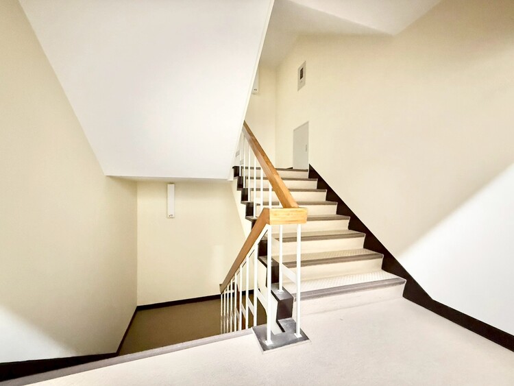 その他 共用部の階段です。明るく清潔に管理されています。