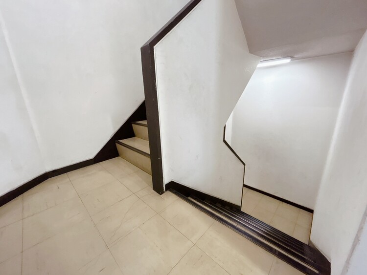 その他 共用部の階段です。明るく清潔に管理されています。