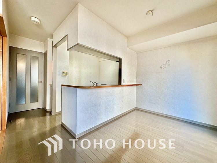 内装 現在改装中◆陽光◆が差し込む。この開放的なLDKに家族の笑顔が集う。家族が一緒に過ごす空間は明るく、そして居心地よく。