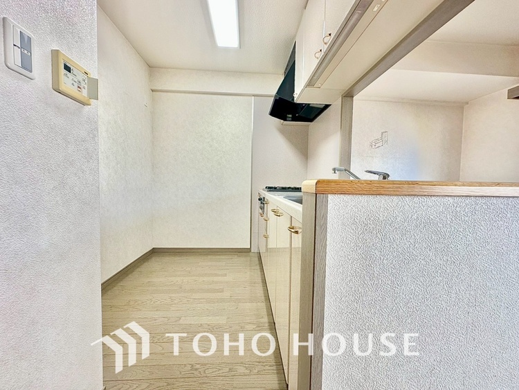 キッチン 現在改装中◆ワクワク◆開放的で機能性も高いシステムキッチン。お子様は毎日のご飯にワクワク！