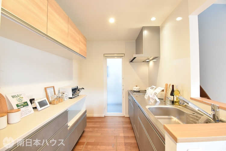 キッチン リビングにいるご家族と会話をしながら料理ができる対面式キッチン