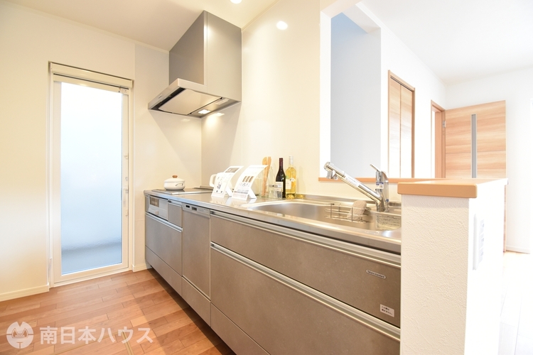 キッチン デザイン性と機能性を兼ね備えたシステムキッチン。家事負担を軽減してくれる食洗機を搭載しています