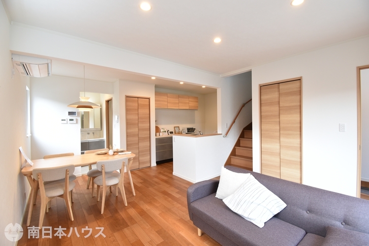 居間 広いリビングは家族が自然と集まる居心地の良い空間