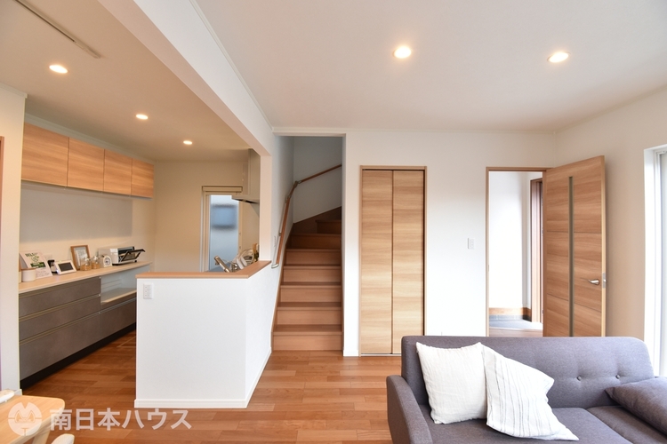 居間 自然と顔を合わせる機会が増える、リビングイン階段が採用されています