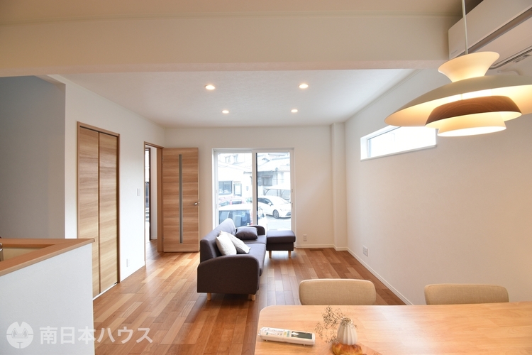 居間 キッチンは、生活感を隠しつつ、リビングにいる家族との会話も楽しめる嬉しいデザインです