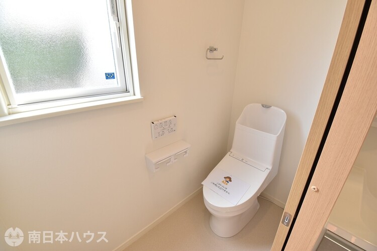 その他 窓があり明るい1階トイレ。快適にご利用いただける温水洗浄便座付き。