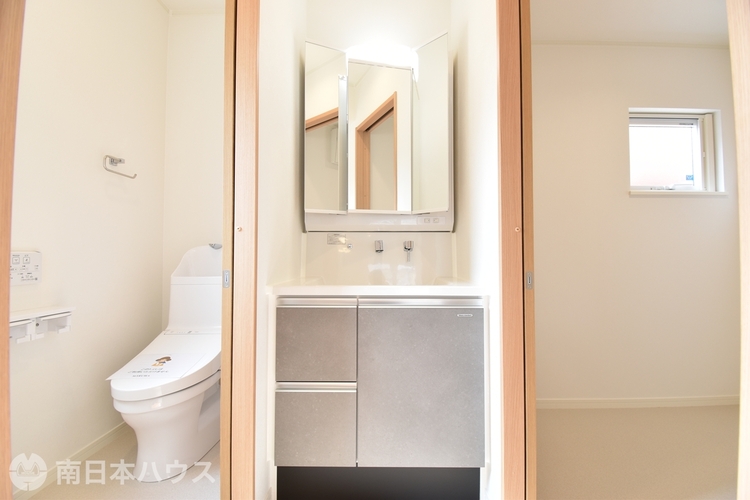 その他 三面鏡付き洗面化粧台。鏡裏や洗面ボウル下部に収納スペースがあります