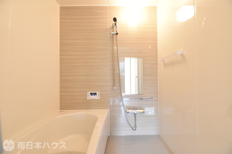 風呂 アクセントパネルで落ち着きのある雰囲気を演出したバスルーム