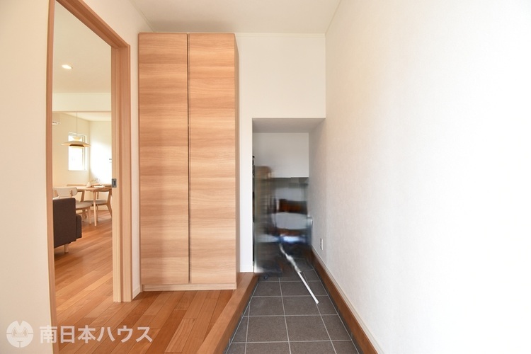 玄関 天井までの高さがあるタップリ玄関収納完備。玄関をスッキリ保つことができそうです