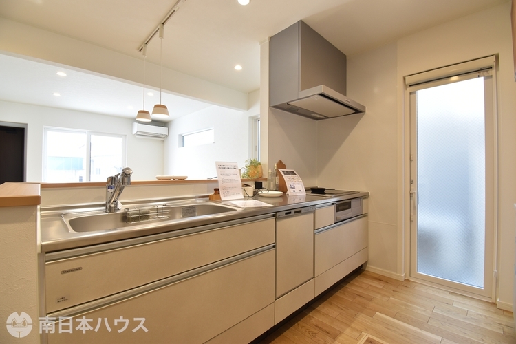 キッチン 家事をサポートしてくれる、食器洗乾燥機搭載のシステムキッチン