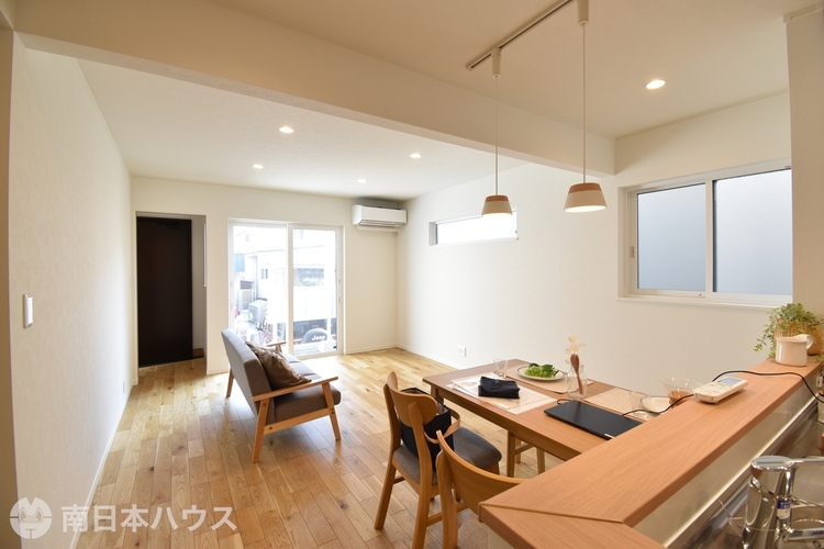 居間 リビングのお子様を見守りながらお料理ができる対面キッチン