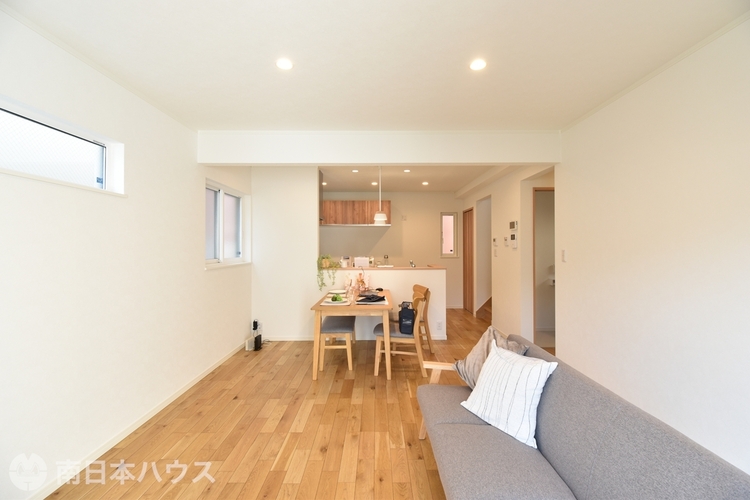 居間 広いリビングは家族が自然と集まる居心地の良い空間