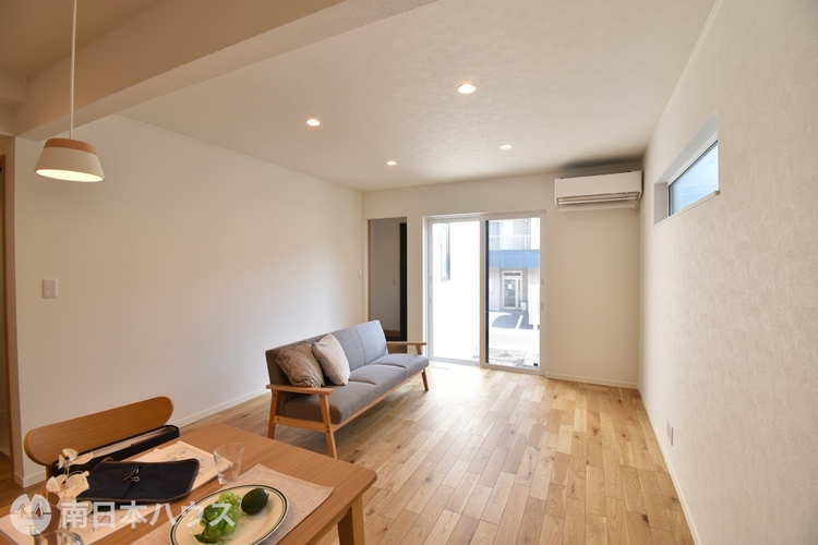 居間 たっぷりの陽光と爽やかな風を感じて頂ける、開放感あふれるリビングです