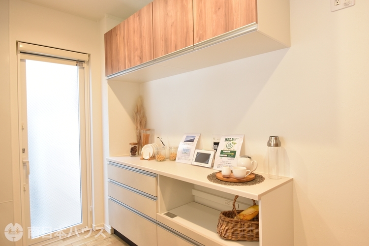 キッチン キッチン背面にカップボードが備わっており、家電置き場としてもご利用いただけます