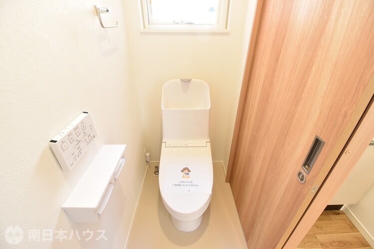 その他 窓があり明るい1階トイレ。快適な温水洗浄便座付きです