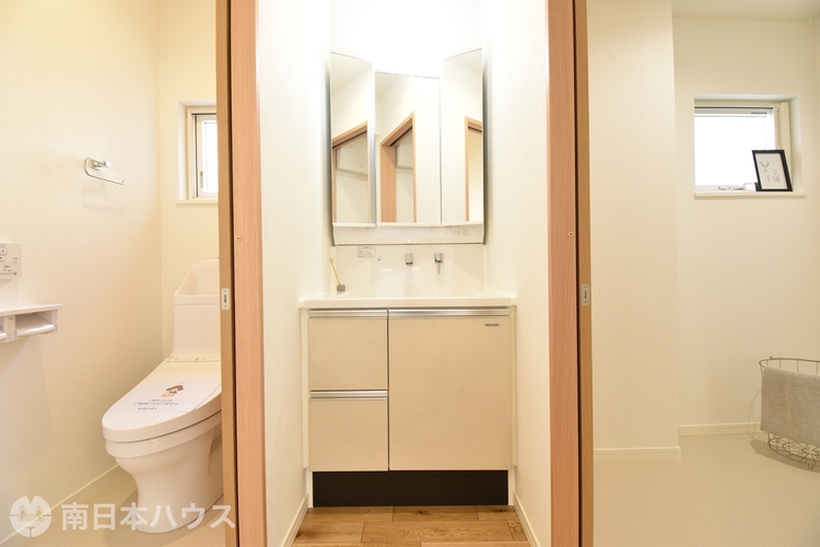 その他 三面鏡付き洗面化粧台。鏡裏や洗面ボウル下部に収納スペースがあります