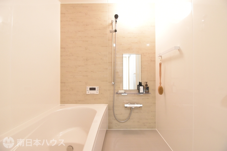 風呂 アクセントパネルで落ち着きのある雰囲気を演出したバスルーム