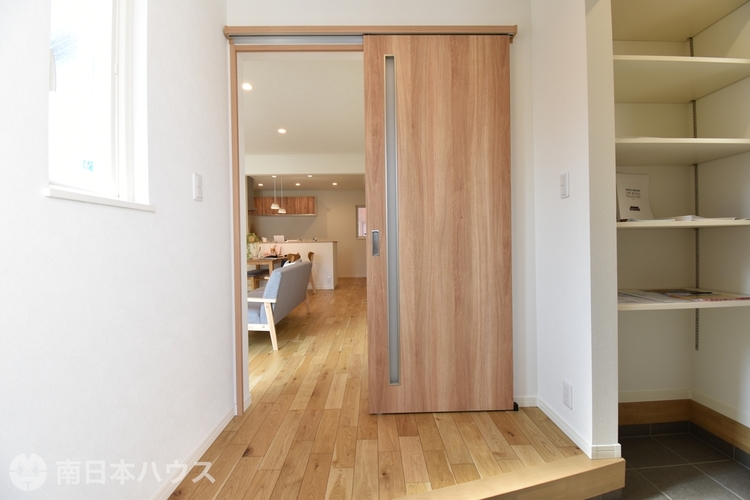 玄関 SICがあるので、ベビーカーなど収納でき、いつも玄関がスッキリして気持ちいいです