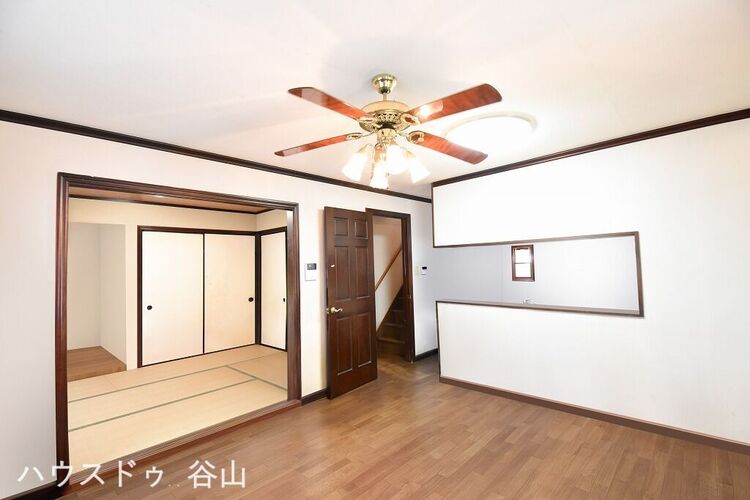 居間 シーリングファンがおしゃれなリビングは上質空間。※家具や家財を画像編集で消去した写真です