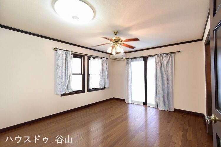 居間 明るい日差しが上品なリビング。ゆとりある広さで、ご家族いっしょにのびのびと寛ぐことができます※家具や家財を画像編集で消去した写真です