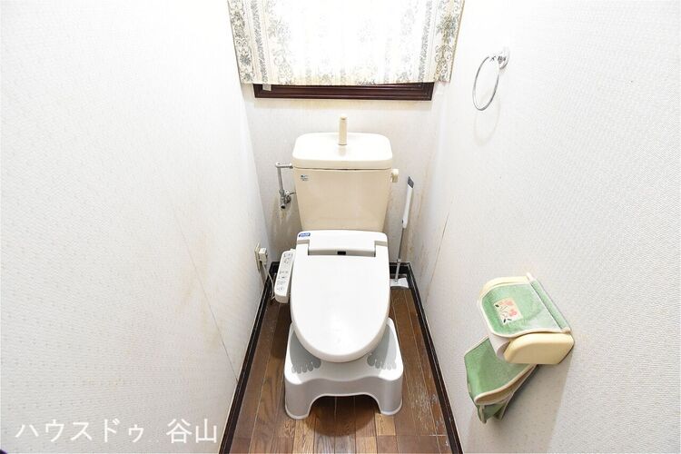 その他 空気の入れ替えもしやすい窓付の明るい1階トイレ