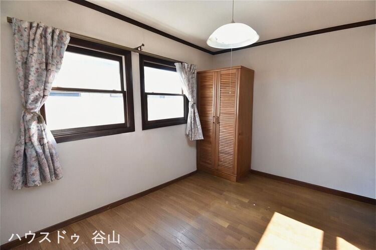 内装 シンプルな洋室は、子ども部屋や書斎等、ご家族構成やライフスタイルに合わせてご活用いただけます。