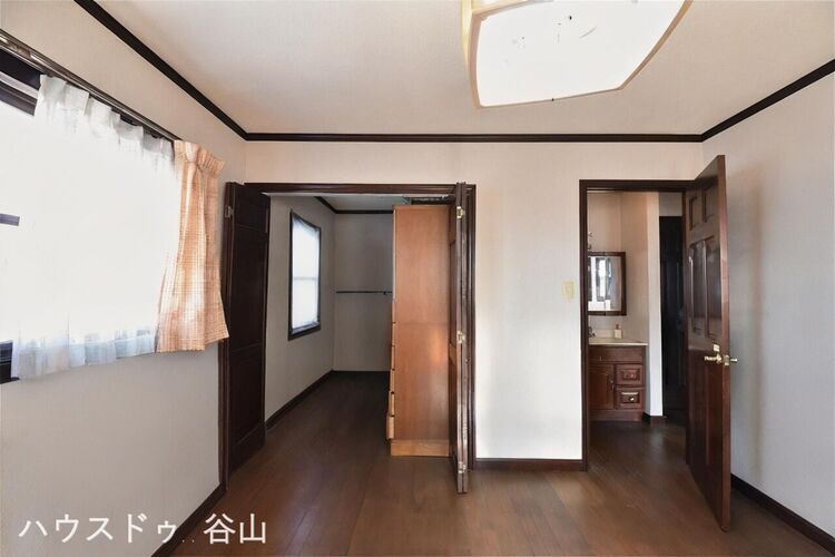 その他 たっぷりの収納力を備えたウォークインクロゼット(納戸)