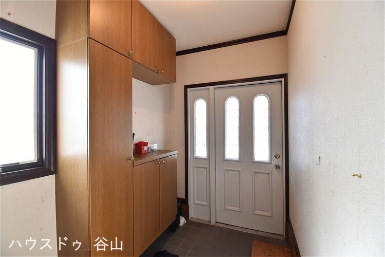 玄関 天井までの高さがあるタップリ玄関収納付きで、すっきり保つことができます