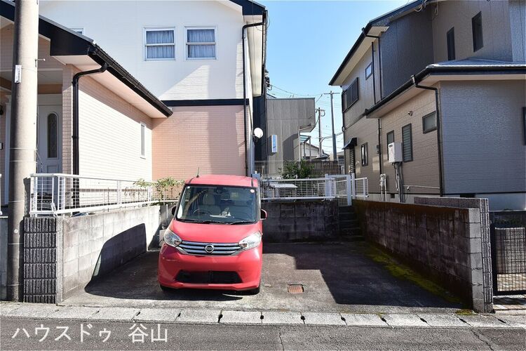 その他 2台駐車可能な駐車スペース。道路との高低差もなく、車の出し入れもしやすいです