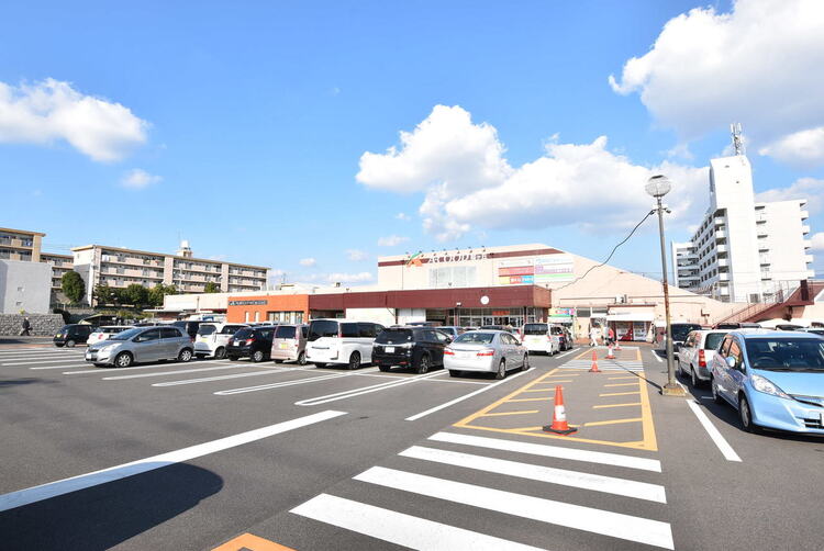 周辺 Aコープ 鹿児島 桜ヶ丘店【A・コープ鹿児島桜ヶ丘店】鹿児島市桜ヶ丘4丁目にあるスーパーです。営業時間　9：30〜21：00テナント　フラワーショップ、クリーニング、コイ… 徒歩 約6分（約450m）