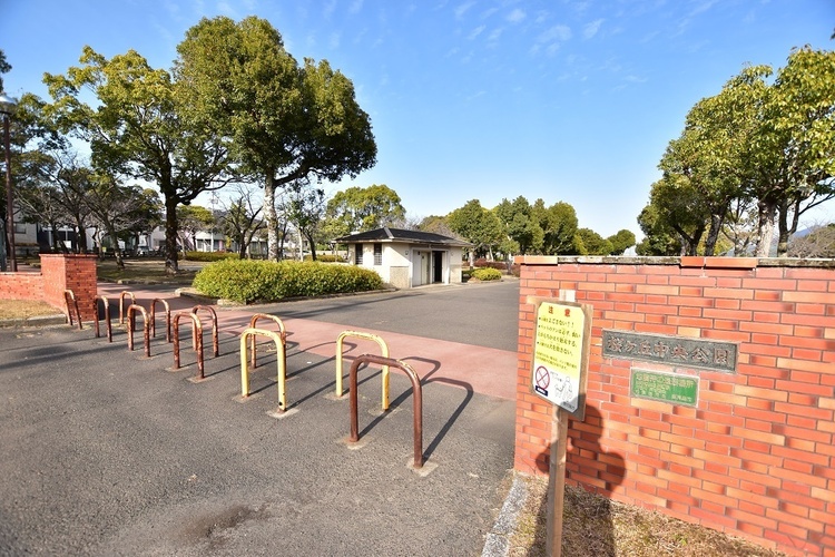 周辺 桜ヶ丘中央公園【桜ヶ丘中央公園】鹿児島市桜ヶ丘4丁目にある公園です。駐車場、トイレ、グラウンド、テニスコート、遊具あり 徒歩 約3分（約180m）