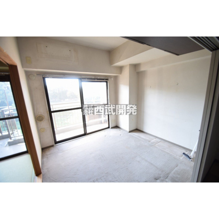 内装 景色の良い明るい洋室